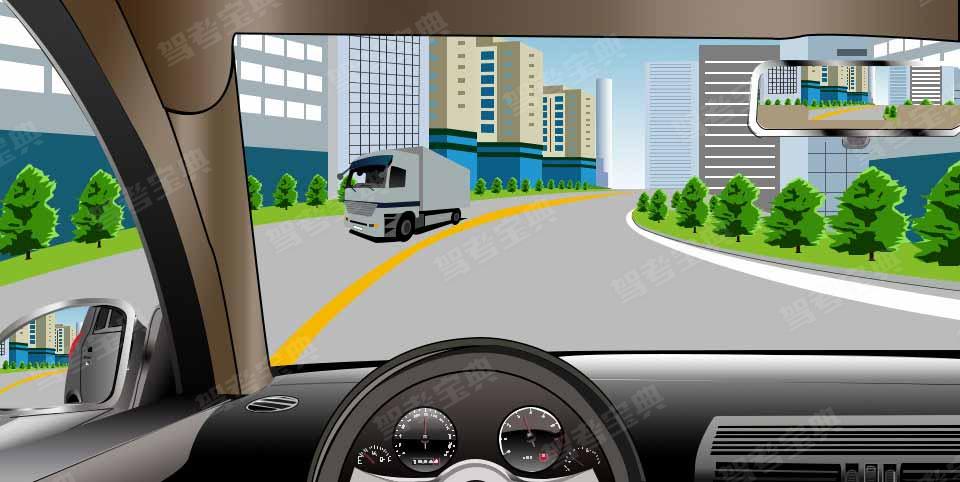 如图所示，驾驶机动车行驶至弯道处应减速靠右侧行驶，以确保行车安全。