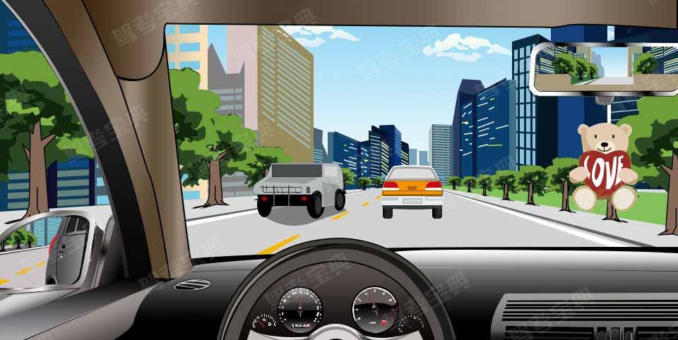 如图所示，驾驶机动车时不得在前风窗玻璃处悬挂放置干扰视线的物品。