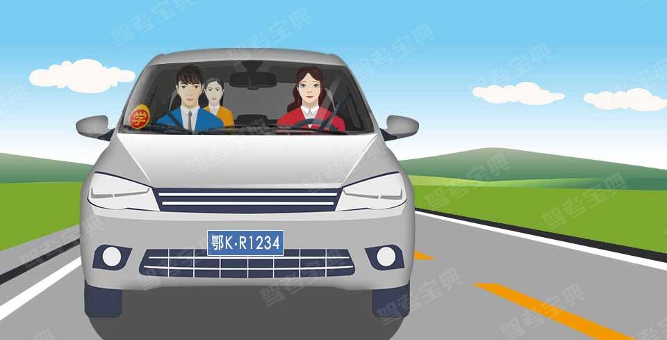 图中这辆上路学习驾驶的自学直考车有什么违法行为？