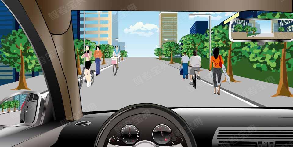 如图所示，驾驶机动车行经这种道路时，应降低车速在道路中间通行。