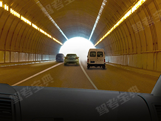 如图所示，当驾驶人驶出隧道时，出现下图所示的“明适应”现象时，以下做法正确的是什么？