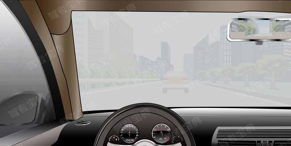 如图所示，雾天驾驶机动车行驶，旁边车道无车时，可变更车道，快速超越前车。