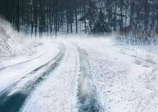 驾驶客车在积雪路面行驶时，最好（ ）。