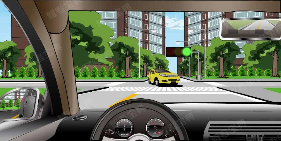 如图所示，驾驶机动车直行通过路口，遇对向车辆左转时，应让已在路口内的左转车辆优先通过路口。