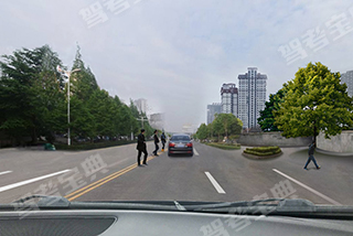如图所示，驾驶机动车遇到这种情况时，应注意左前方行人可能在前方机动车驶过后马上横穿道路。