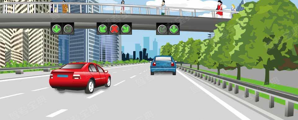 如图所示，这辆红色轿车可以在该车道行驶。