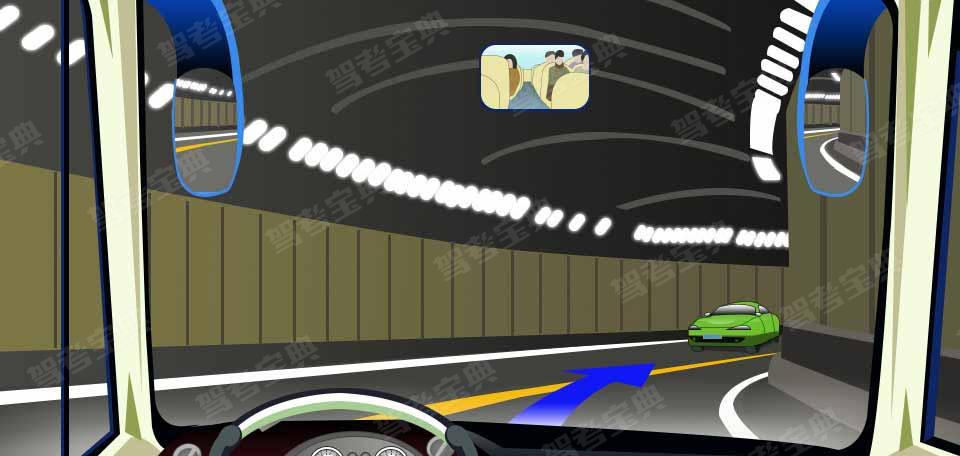 如图所示，驾驶机动车在这种隧道内要尽量靠左侧行驶。