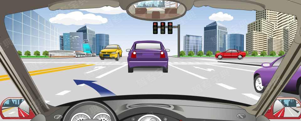 如图所示，驾驶机动车在这个路口左转弯要提前按导向箭头指示向左变更车道。