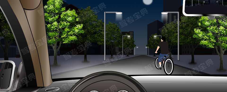 夜间驾驶机动车准备超越右侧非机动车时，以下做法正确的是什么？