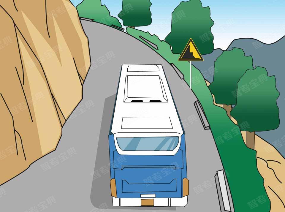 驾驶客车在图中所示的山区道路上坡转弯路段行驶，要注意的事项有（ ）。