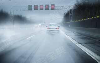 驾驶客车在图中所示的雨天路面上紧急制动或猛转方向时，易造成侧滑或行驶方向失控。