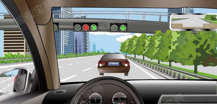 如图所示，驾驶机动车应选择绿色箭头灯亮的车道行驶。