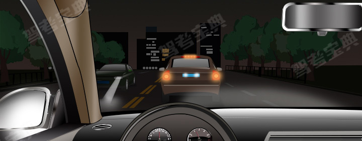 如图所示，夜间在这种情况下跟车要注意观察前车信号灯的变化，随时做好减速或者停车的准备。