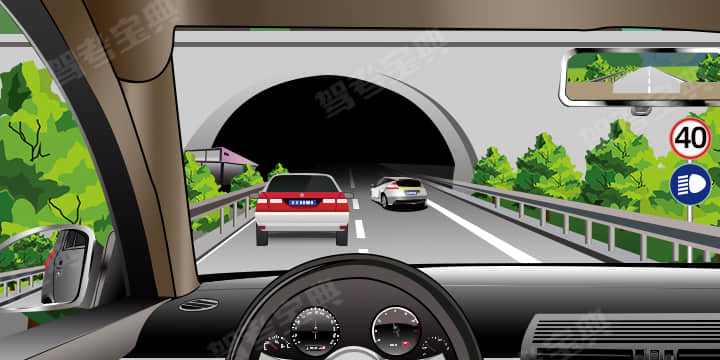 如图所示，驾驶机动车进入隧道口前要按照隧道口标志上规定的速度调整车速。