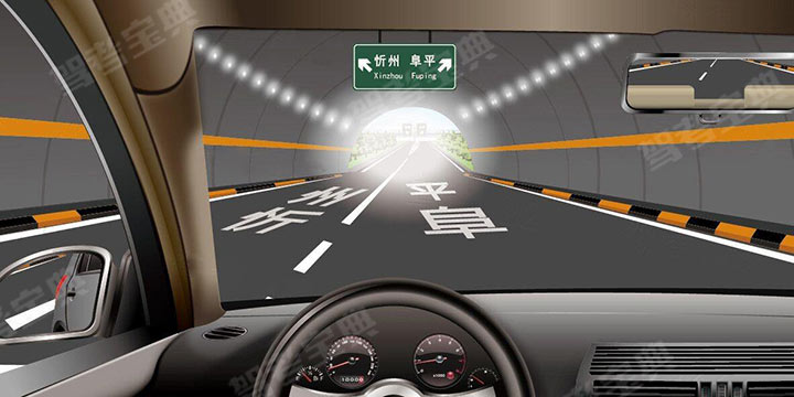 如图所示，遇隧道出口连接互通立交时，驾驶人应注意观察互通预告标志，提前变更车道。