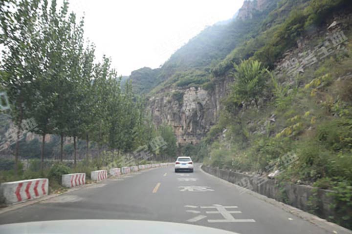 如图所示，驾驶机动车在这种落石多发的山区道路行驶，以下说法正确的是什么？