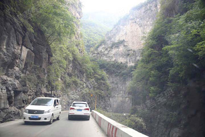 如圖所示，駕駛機(jī)動(dòng)車在這樣的路段遇前方兩車交會(huì)應(yīng)及時(shí)減速。