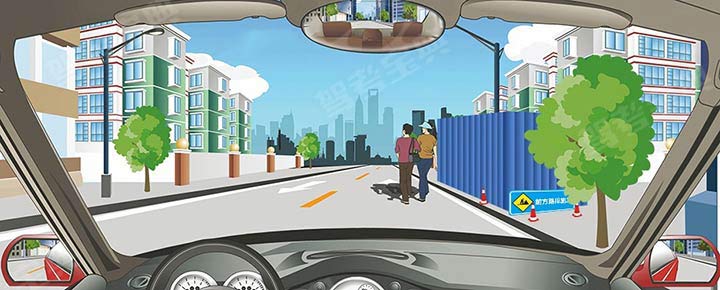 如图所示，驾驶机动车遇到这种情况时，应鸣喇叭提醒行人注意避让，加速通过。