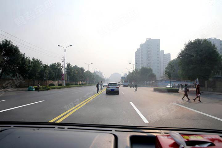 如圖所示，駕駛機(jī)動(dòng)車遇到這種情況時(shí)，駕駛?cè)藨?yīng)注意的是什么？