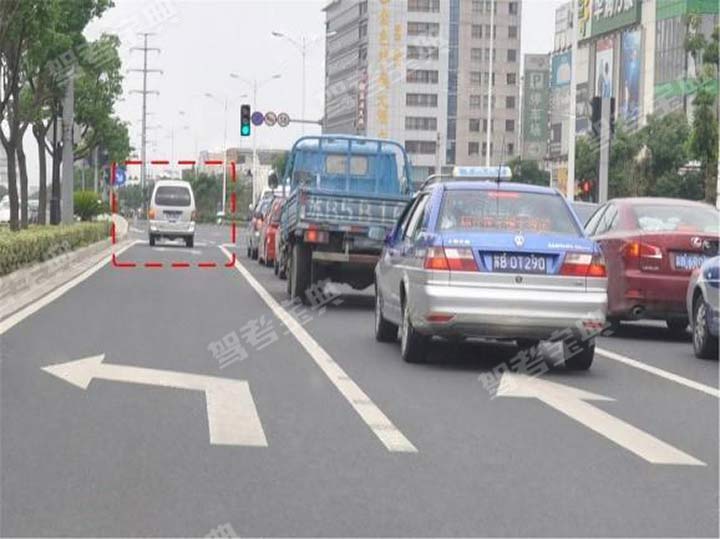 如图所示，图中红框内所示车辆可以怎样行驶？