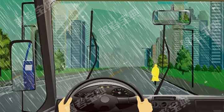 如图所示，雨天驾驶机动车从非机动车旁驶过，以下做法错误的是什么？