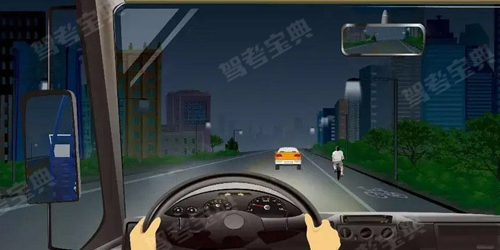 如图所示，驾驶机动车遇到这种情况时可以轻鸣喇叭提示非机动车注意安全。