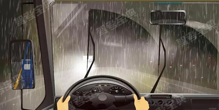 如图所示，大雨或暴雨天气，能见度低，视线不良。当风窗玻璃上形成水流，靠刮水器难以改善时，应选择安全地点停车，待雨小后在继续行驶。