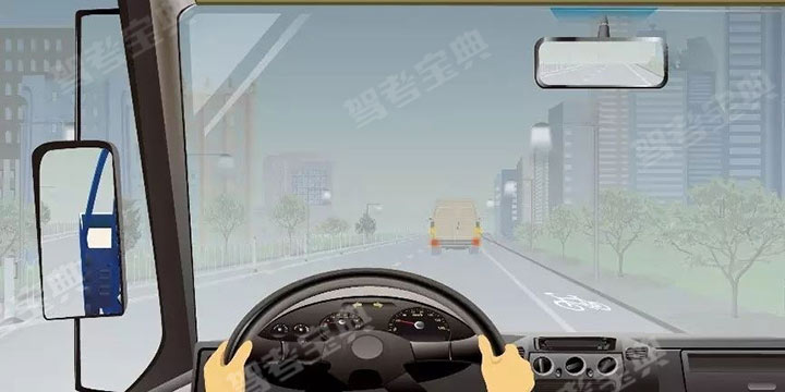 如图所示，雾天驾驶机动车行经城市道路，以下错误的做法是什么？