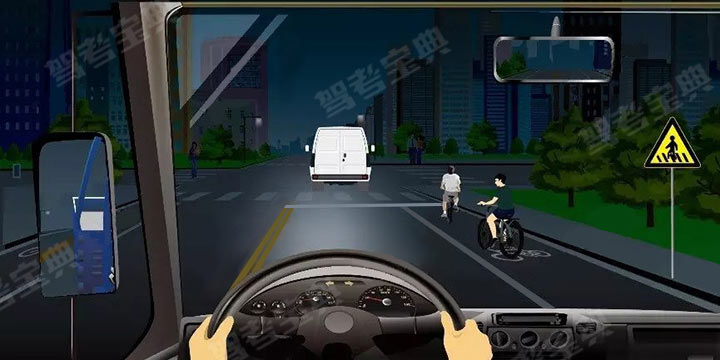 如图所示，驾驶机动车行驶至路口时，应减速慢行，提防非机动车突然转弯、驶入机动车道。