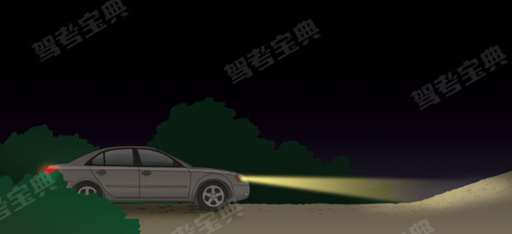 如图所示，夜间驾驶机动车时，如果发现灯光照射距离由远变近，则说明前方道路可能出现什么情况？
